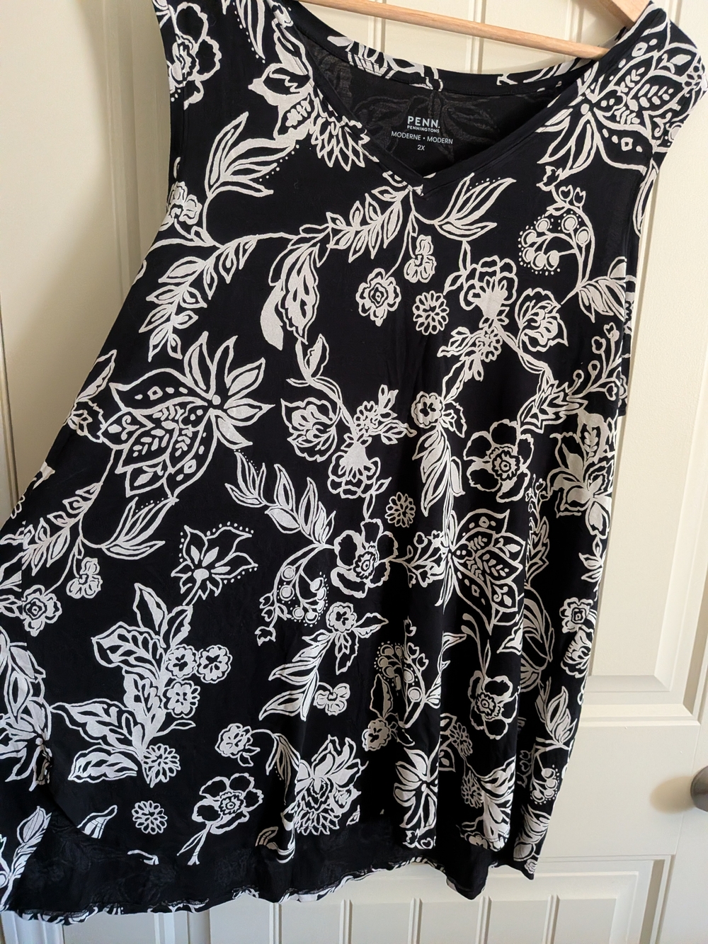 Black & White Floral Sleeveless Top - Picture 2 of 5